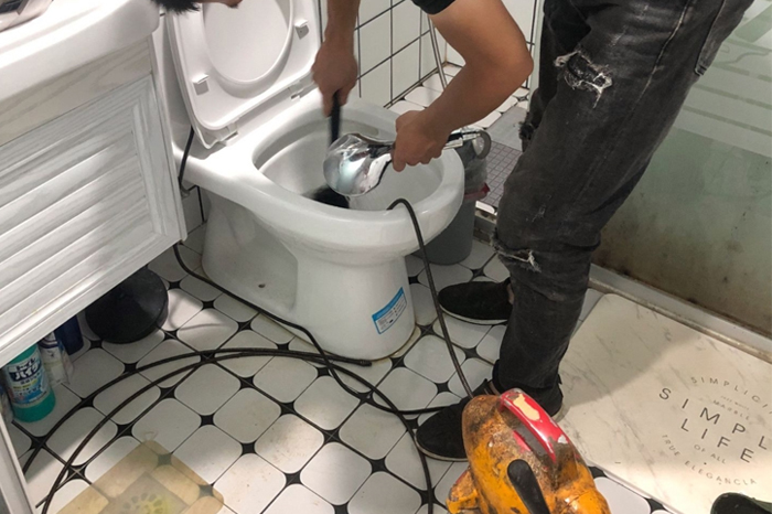 库尔勒马桶堵塞自己疏通还是找师傅？专业上门服务让你省时更省心